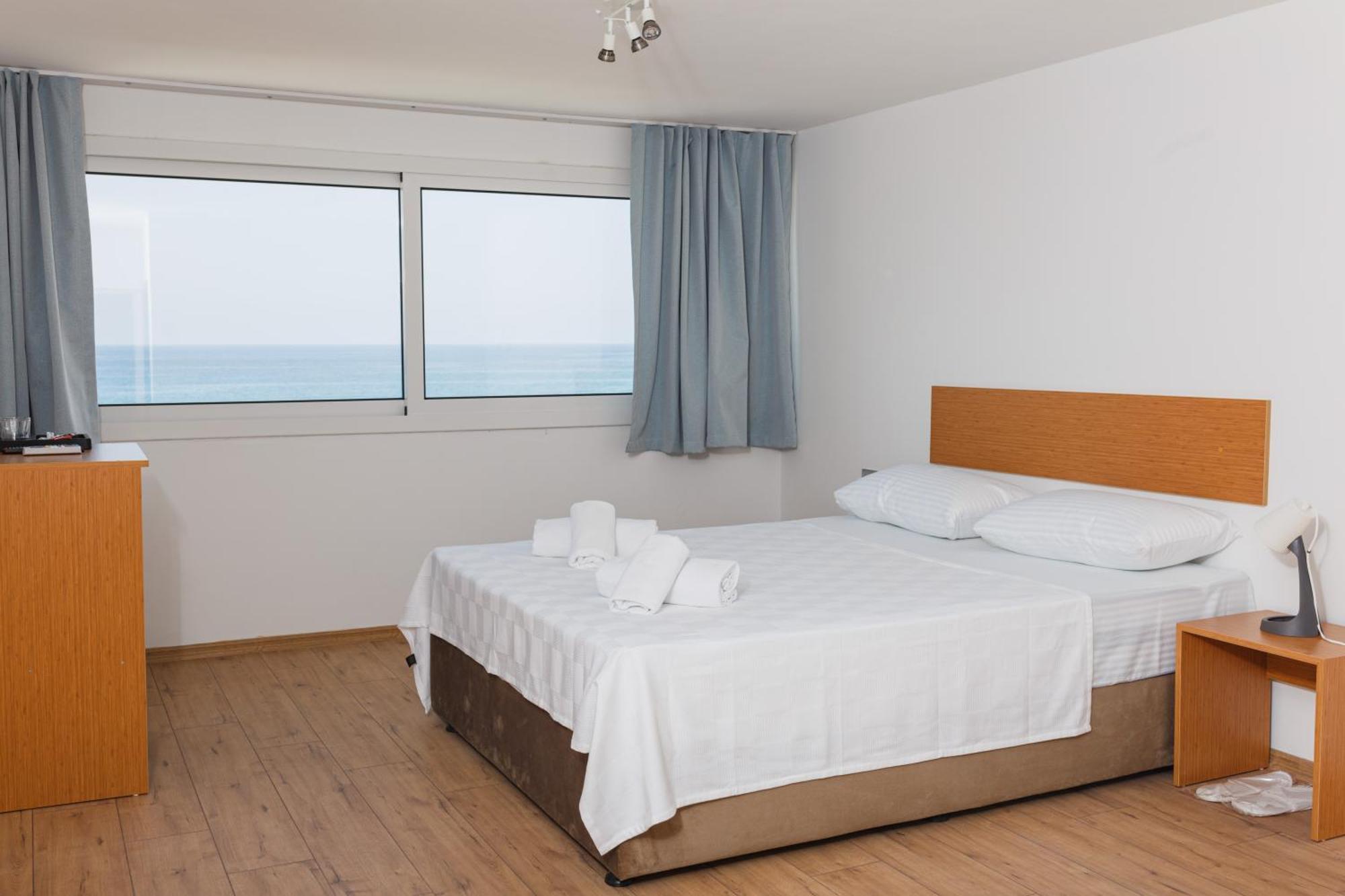 Azure Bay Hotel Agia Varvara Exterior foto